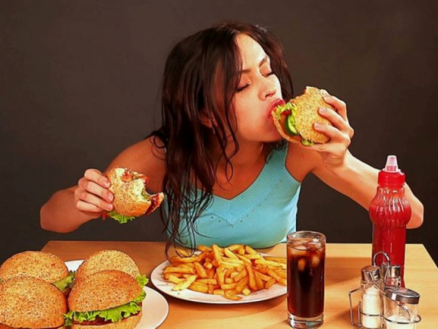 الأكل العاطفي في زمن الحرب… كيف نواجهه دون أن نخسر صحتنا؟