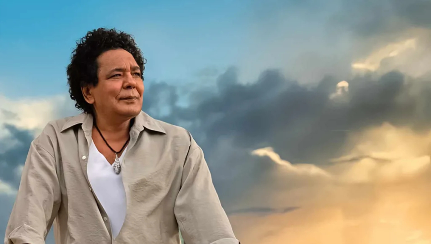 ولد في مثل هذا اليوم.. محمد منير “الكينغ” الذي غنّى للناس وصنع مدرسة موسيقية خاصة