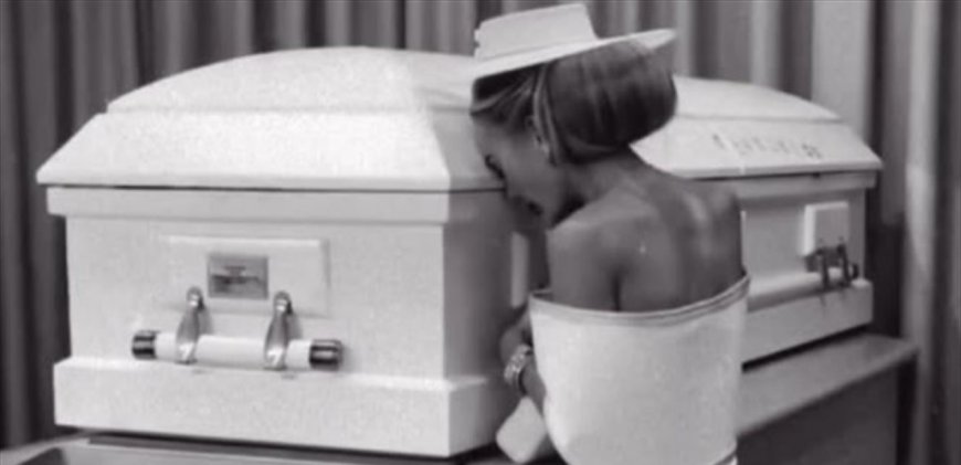 صانعة محتوى تثير عاصفة غضب… مشاهد من جنازة ابنتها تشعل الجدل!