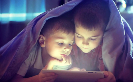 كيف نساعد أطفالنا على التخلص من إدمان الشاشات؟