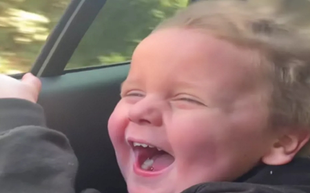 بالفيديو فرحة طفل بهواء شعره… انتصار بعد السرطان !