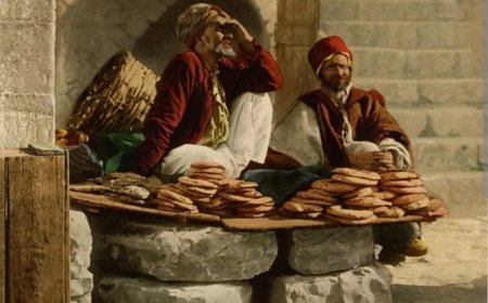 بائعُ الخبز العكّاري… حين يمتزج الرغيف بالدم والتاريخ