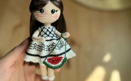 دمى الكروشيه الفلسطينية… حين تتحوّل الخيوط إلى حكاية وطن لا تُنسى