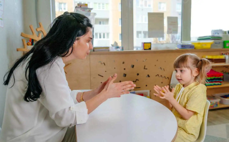 كيف تكتشفين التأخر الحسي أو الحركي لدى طفلك مبكرًا؟