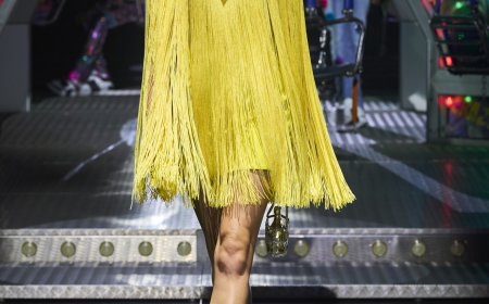 موضة الشراشيب 2026… حين تتحوّل التفاصيل إلى لغة أناقة متحرّكة !