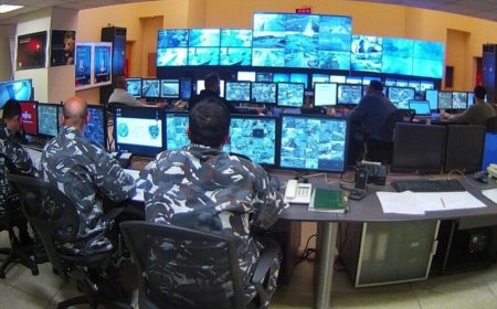 "فان" ركاب يصطدم بشاحنة.. وهذه الحصيلة