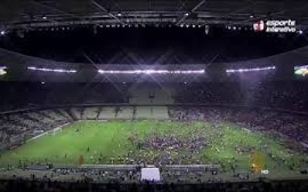 ساحة حرب في ملعب كرة قدم.. اصابات واعتقالات