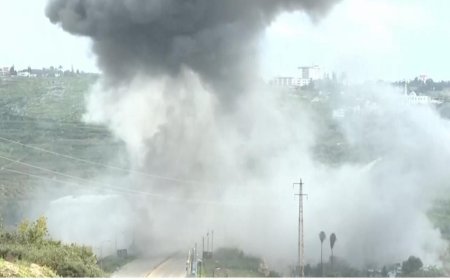 سيارة مطمورة تحت الجسر!