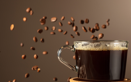 القهوة والبشرة: بين نضارة الكافيين وخطر الجفاف… أين يقف العلم؟