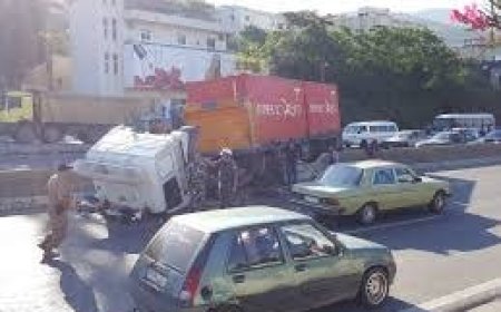 انقلبت الشاحنة.. فأصيب السائق