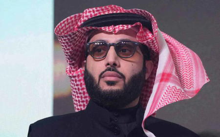 تركي آل الشيخ يتألق بإطلالة مستوحاة من Peaky Blinders ويشعل تفاعل السوشال ميديا