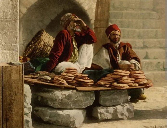 بائعُ الخبز العكّاري… حين يمتزج الرغيف بالدم والتاريخ