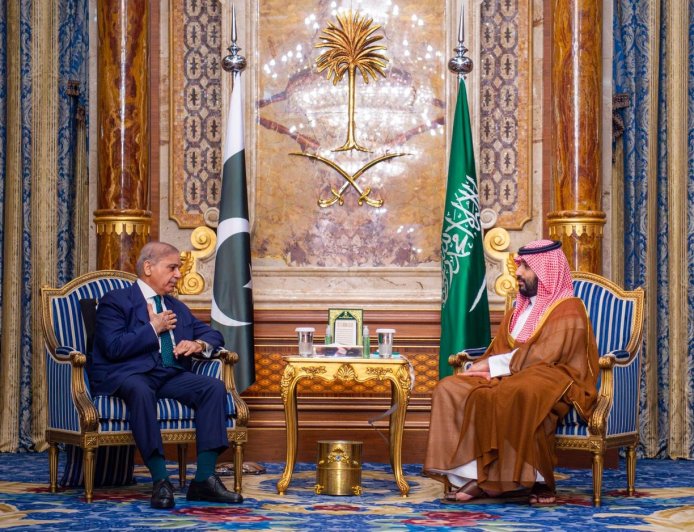 بن سلمان يلتقي رئيس وزراء باكستان