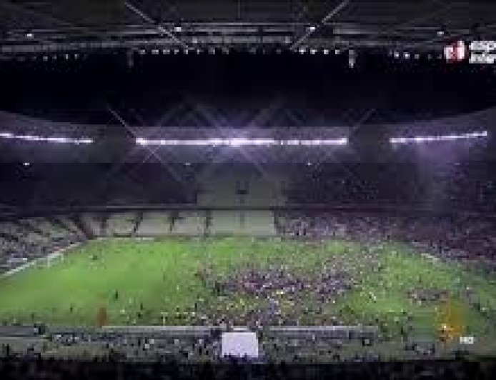 ساحة حرب في ملعب كرة قدم.. اصابات واعتقالات