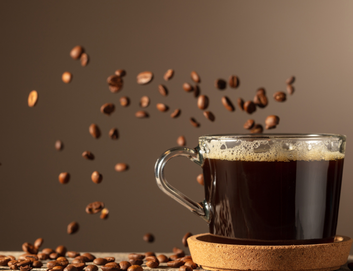 القهوة والبشرة: بين نضارة الكافيين وخطر الجفاف… أين يقف العلم؟