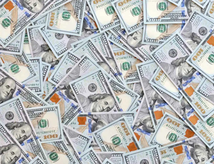 سيدة صينية تُلقي مليون دولار من شرفتها…