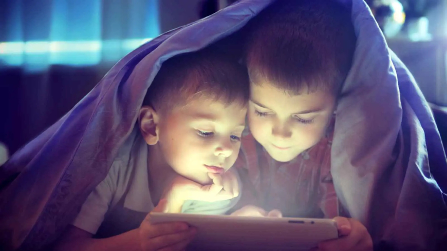 كيف نساعد أطفالنا على التخلص من إدمان الشاشات؟