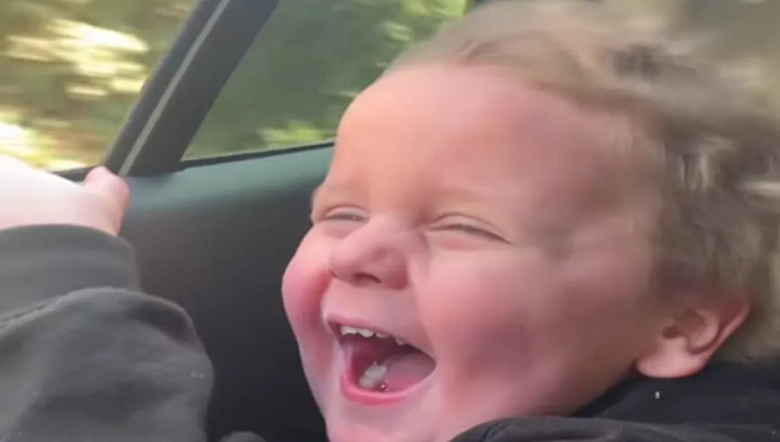 بالفيديو فرحة طفل بهواء شعره… انتصار بعد السرطان !