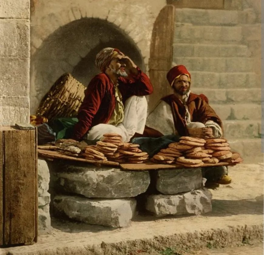 بائعُ الخبز العكّاري… حين يمتزج الرغيف بالدم والتاريخ