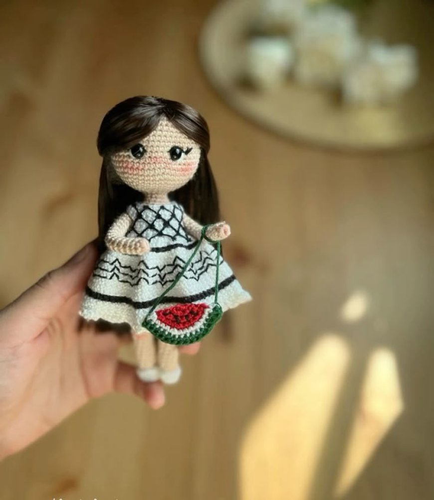 دمى الكروشيه الفلسطينية… حين تتحوّل الخيوط إلى حكاية وطن لا تُنسى