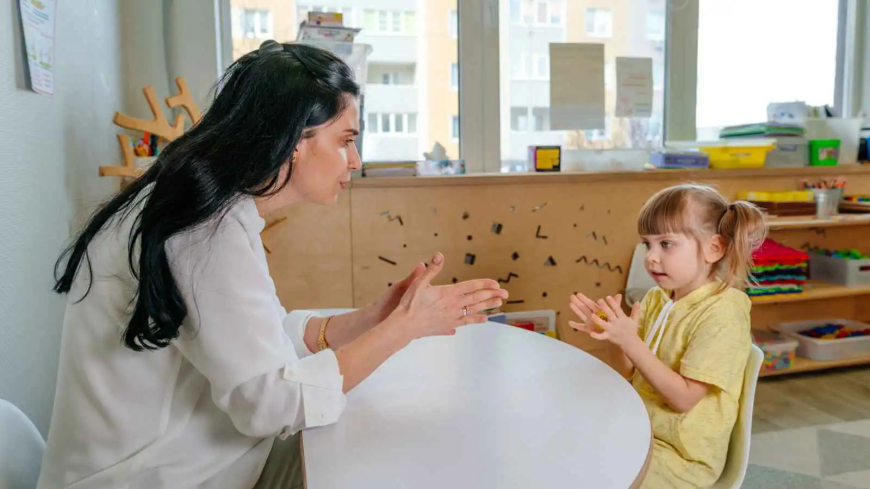 كيف تكتشفين التأخر الحسي أو الحركي لدى طفلك مبكرًا؟