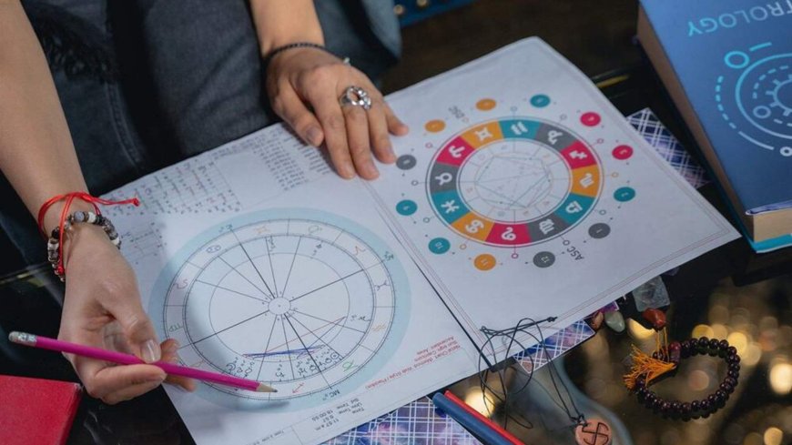 بوصلة بديلة في زمن الأزمات... هكذا تغذي الصراعات العالمية شغف التنجيم!