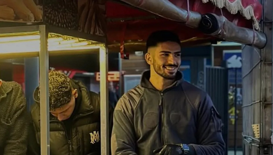 "بائع الذرة الوسيم" يشعل الإنترنت… من كشك صغير إلى ظاهرة سياحية في إسطنبول