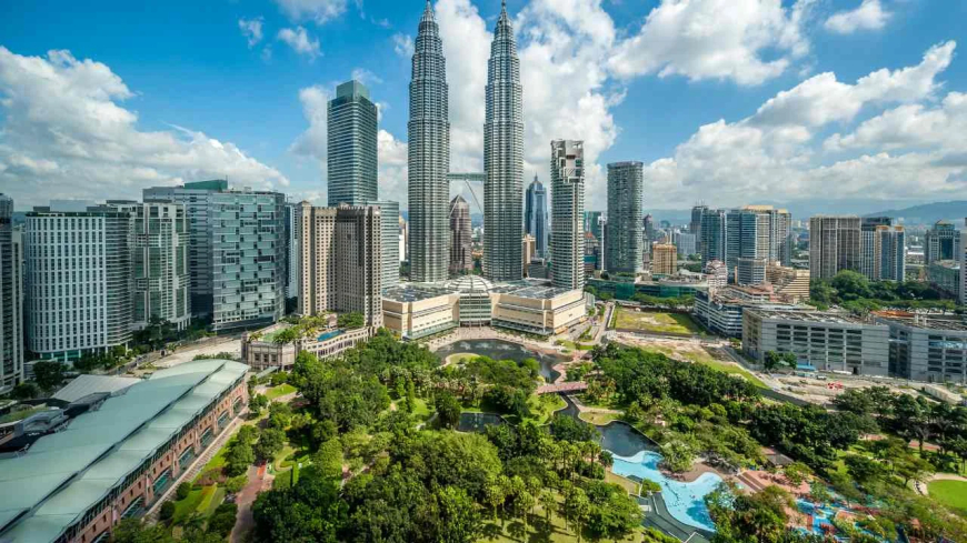 دليل السفر إلى ماليزيا: وجهة ساحرة تجمع الطبيعة والتجارب الفريدة!