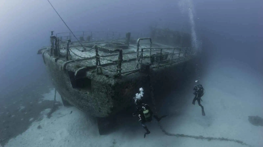 كتاب  يعيد إحياء حكايات نساء تايتانيك المنسية !