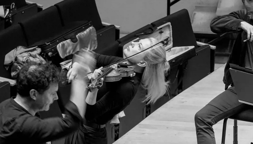 كمان بمليون دولار يسقط على المسرح…