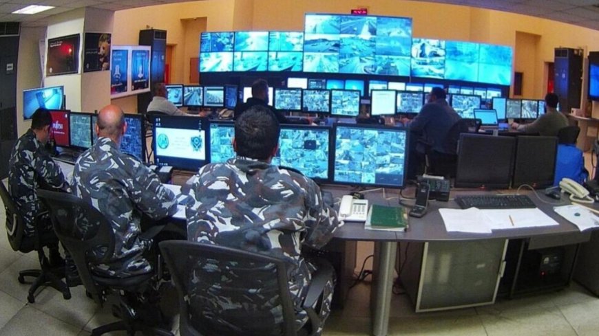 "فان" ركاب يصطدم بشاحنة.. وهذه الحصيلة