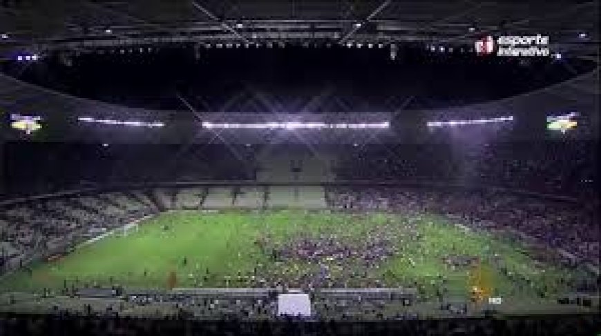 ساحة حرب في ملعب كرة قدم.. اصابات واعتقالات