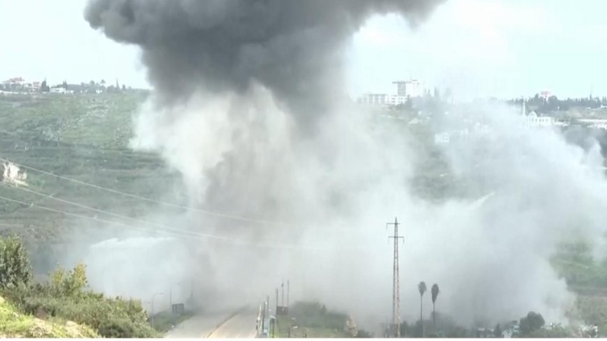 سيارة مطمورة تحت الجسر!