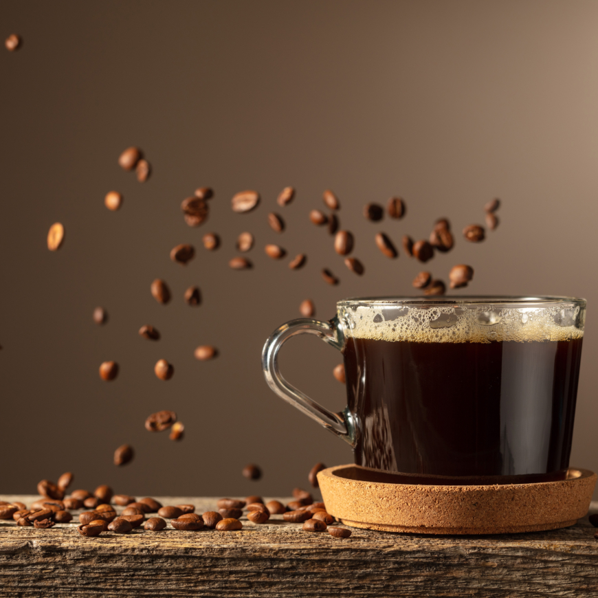 القهوة والبشرة: بين نضارة الكافيين وخطر الجفاف… أين يقف العلم؟