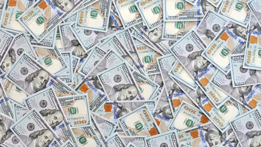 سيدة صينية تُلقي مليون دولار من شرفتها…