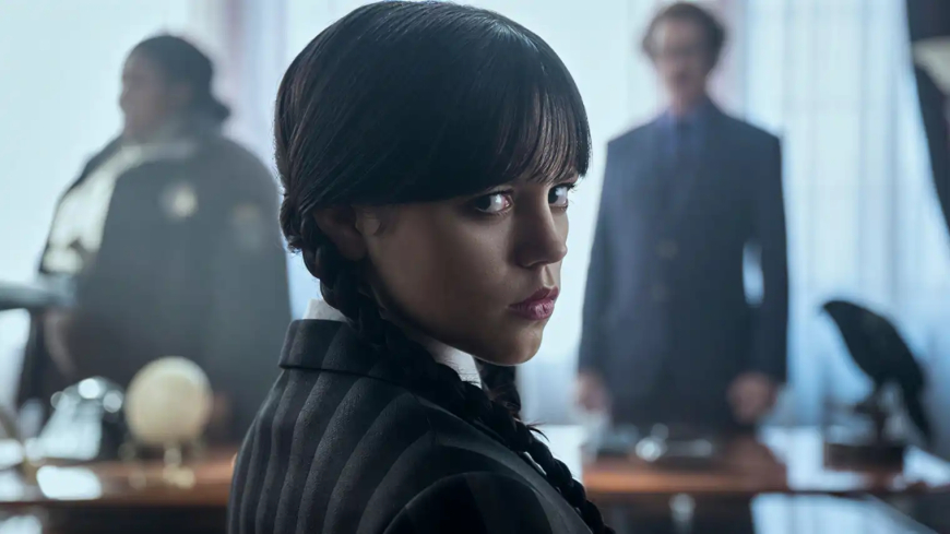 Wednesday 3 يشعل الجدل: صورة باريس الغامضة تفتح باب الأسرار والتكهنات!