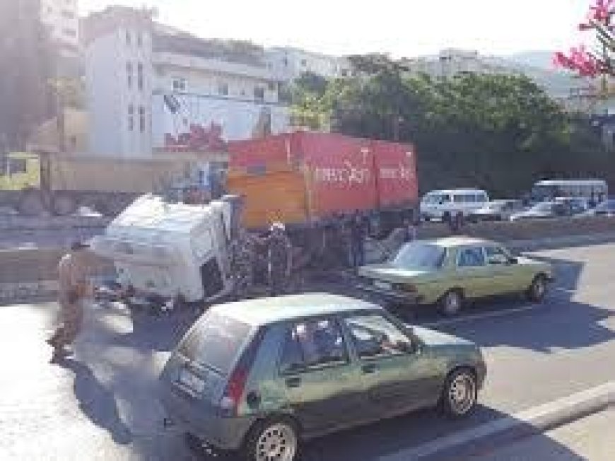 انقلبت الشاحنة.. فأصيب السائق