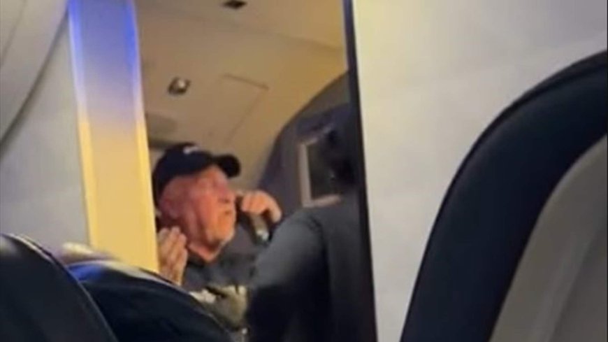 بالفيديو فوضى داخل طائرة.. هذا ما حاول أن يفعله أحد الركاب