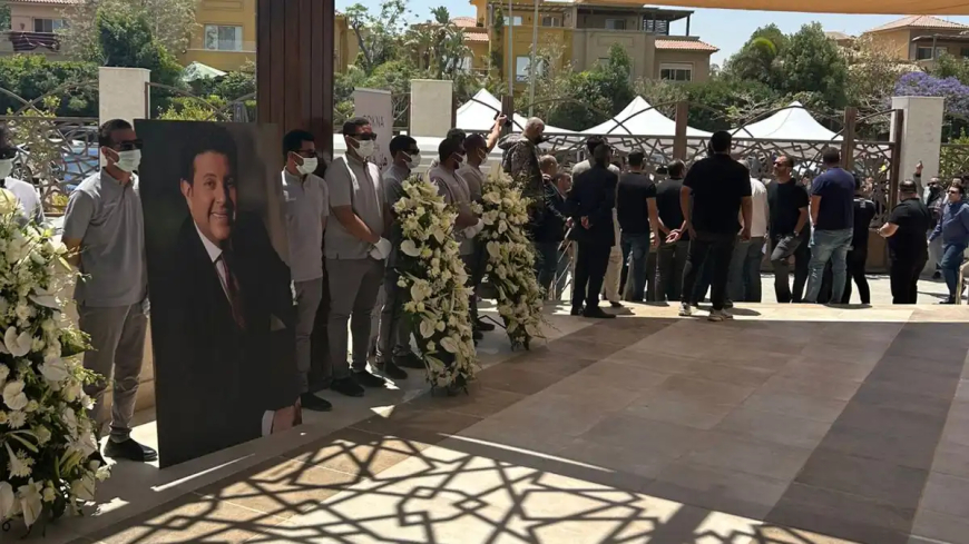 وداع مهيب لـ هاني شاكر بحضور نجوم الفن.. دموع وحزن في جنازة أمير الغناء العربي